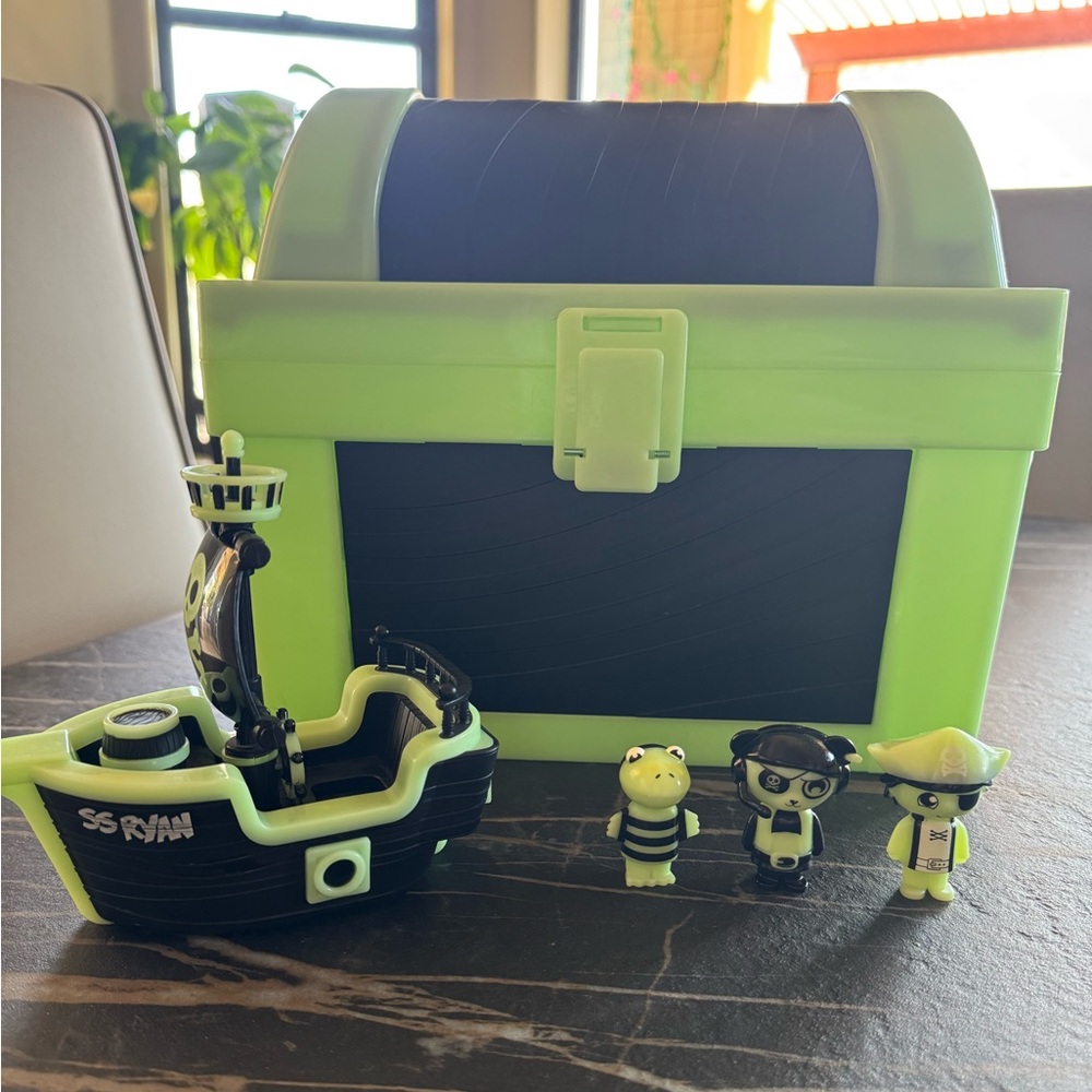 Ryan’s World Glow in the Dark Treasure Chest
